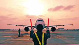 Der Flugzeugtechniker spielt eine gro?e Rolle für die Sicherheit in der Luftfahrt. Sein Beruf bedarf eines umfangreichen technischen Wissens und einer langj?hrigen Erfahrung. Was macht er eigentlich genau? Wie sieht seine allt?gliche Arbeit aus?