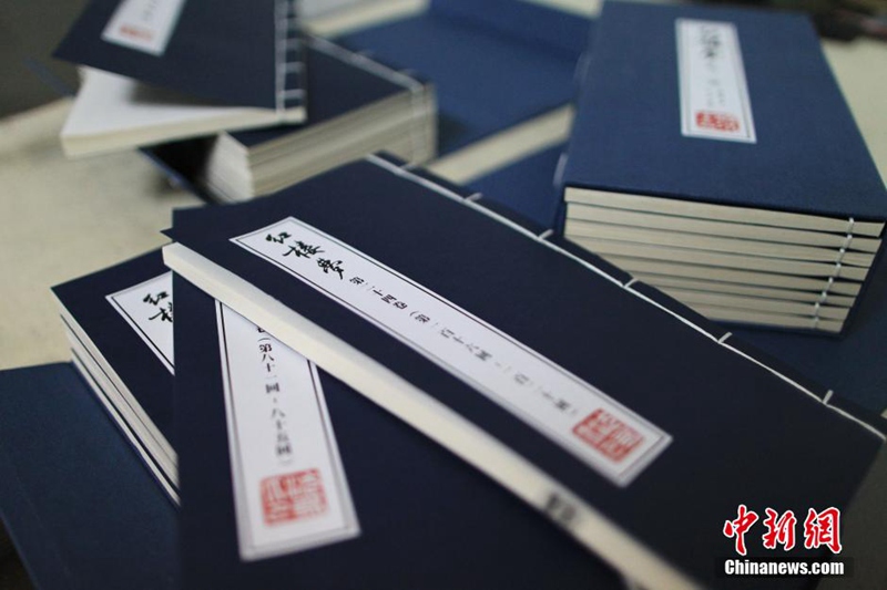 70-J?hriger schreibt ?Der Traum der Roten Kammer“ von Hand ab