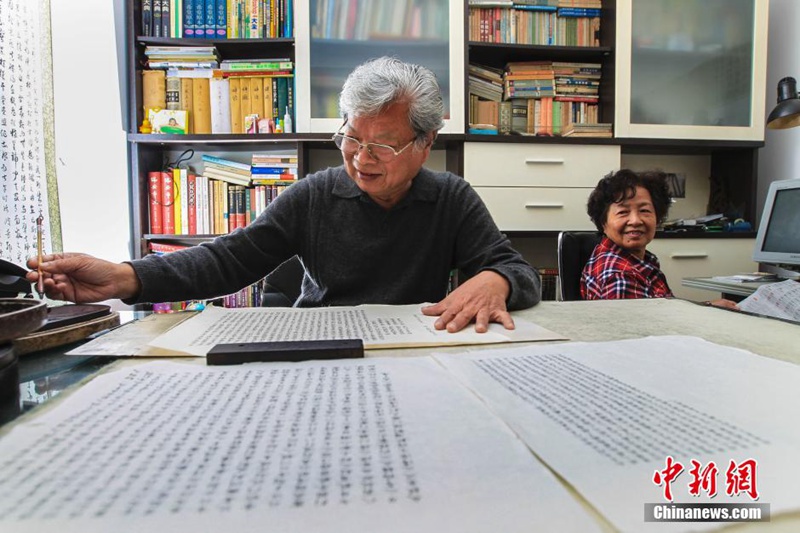 70-J?hriger schreibt ?Der Traum der Roten Kammer“ von Hand ab