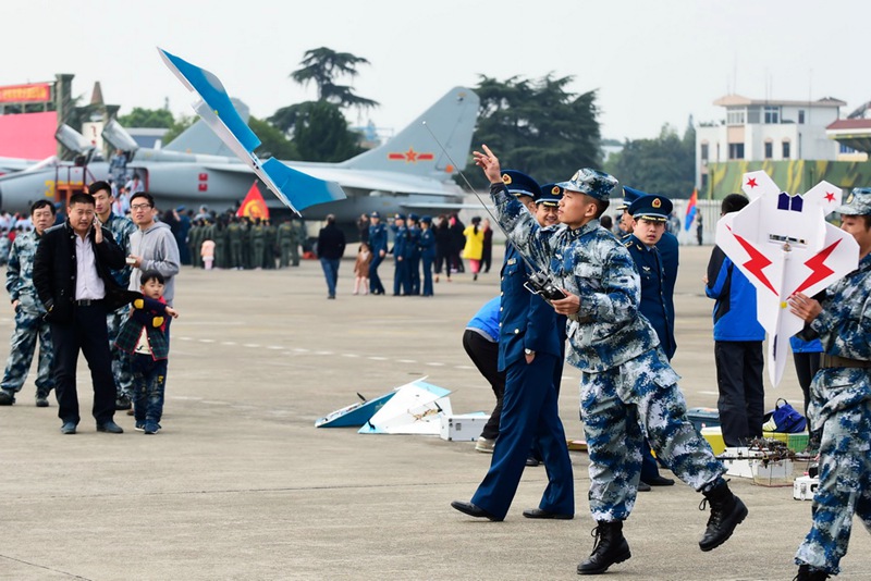 Luftwaffenstützpunkt ?ffnet Türen für Besucher