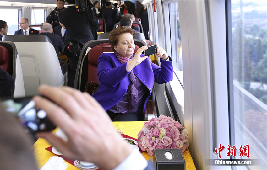 Li promotet Chinas Hochgeschwindigkeitstechnologie