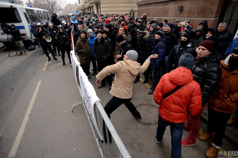 Russische Demonstranten attackieren türkische Botschaft