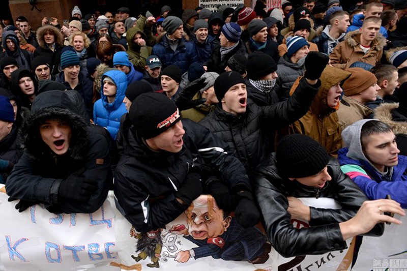 Russische Demonstranten attackieren türkische Botschaft