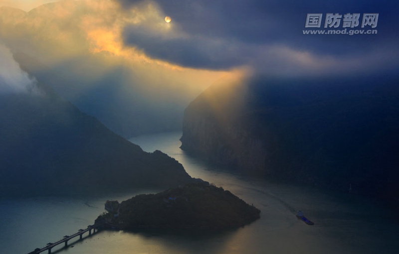 Die Drei Schluchten aus der Perspektive eines Fallschirmj?gers 