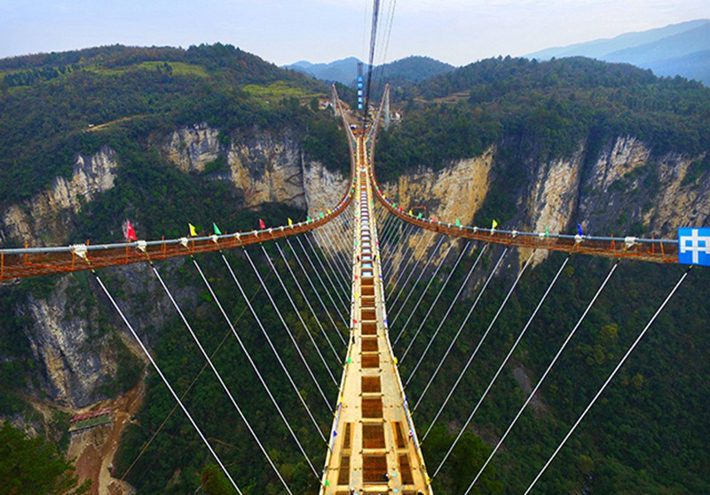 Glas-Brücke in Zhangjiajie nimmt Gestalt an