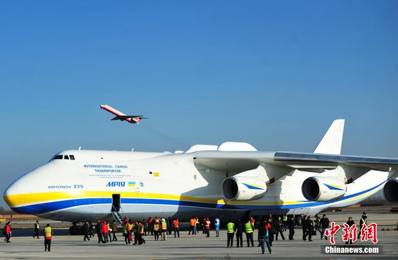 Weltgr??tes Transportflugzeug An-225 bringt deutsche Maschinen nach China