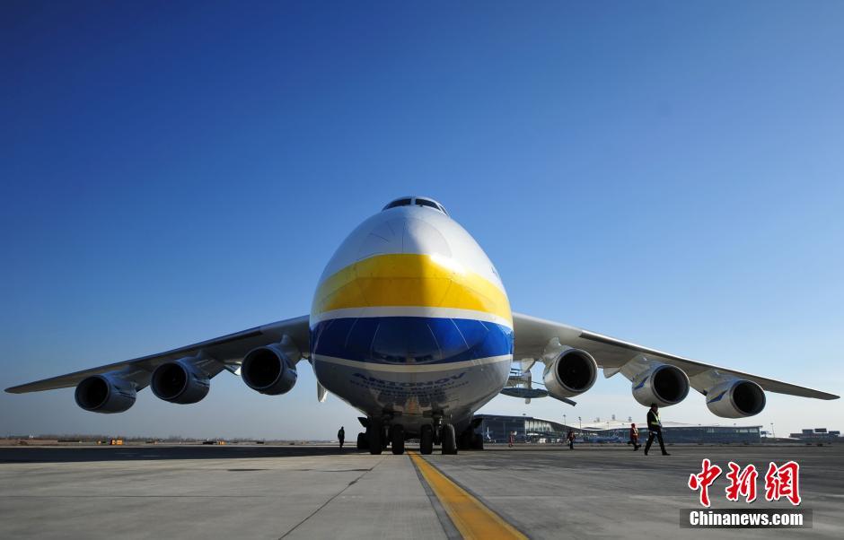 Weltgr??tes Transportflugzeug An-225 bringt deutsche Maschinen nach China