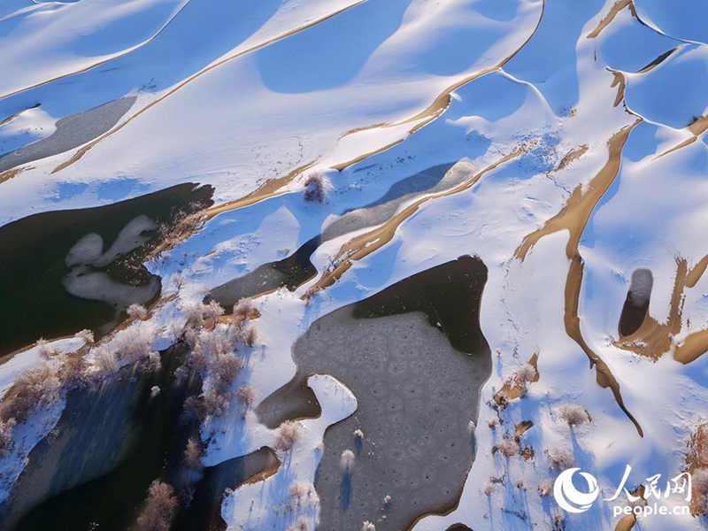 Schneefall in der Taklamakan-Wüste