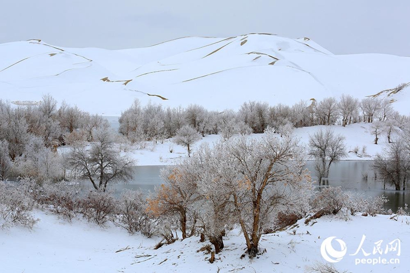 Schneefall in der Taklamakan-Wüste