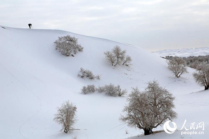 Schneefall in der Taklamakan-Wüste