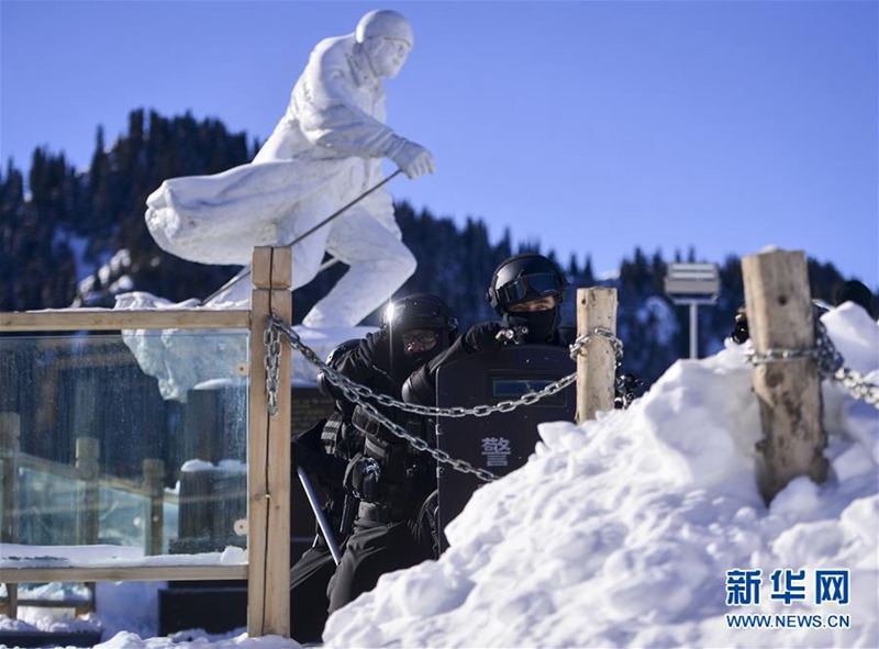 Bereitschaftspolizei übt für die Winterspiele in Urumqi