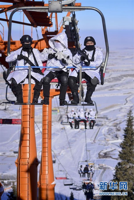 Bereitschaftspolizei übt für die Winterspiele in Urumqi
