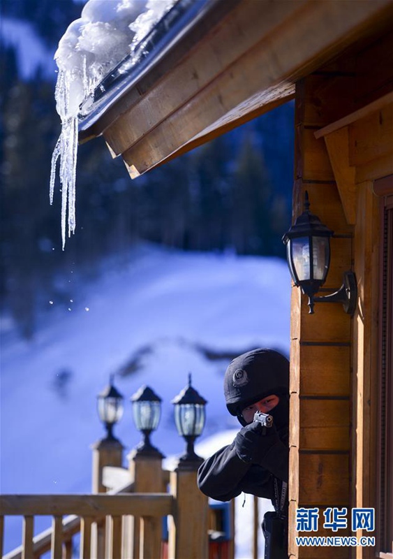 Bereitschaftspolizei übt für die Winterspiele in Urumqi