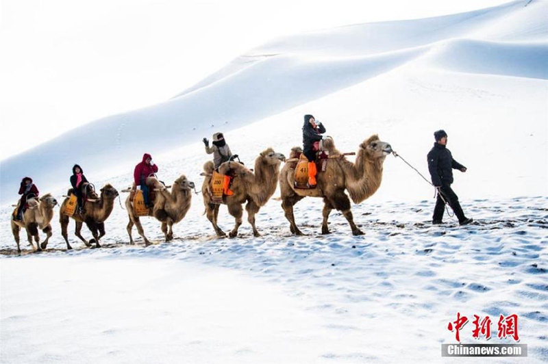 Schnee verwandelt Dunhuang in ein Meer aus Wei?