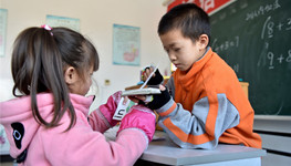 In einem Vorort der Stadt Linfen in der Provinz Shanxi befindet sich die ?Rote Schleife“. In der Sonderschule werden über 30 HIV-infizierte Kinder unterrichtet. Eines von ihnen ist der neunj?hrige Kunkun.