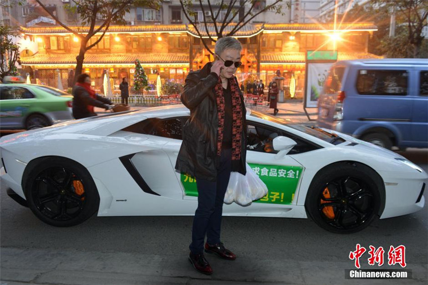 Mann liefert ?Baozi“ im Lamborghini