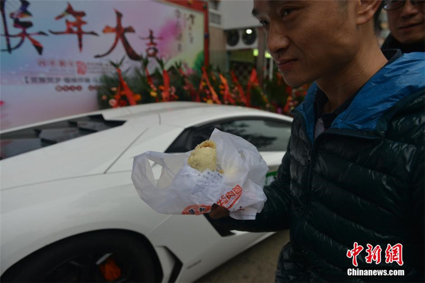 Mann liefert ?Baozi“ im Lamborghini