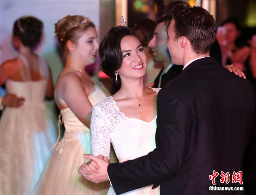 Sch?nheit und Anmut auf dem ?Shanghai International Debutante Ball“