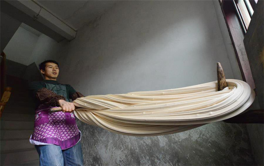 Guizhou: Bauer kreiiert spezielle Sü?igkeiten fürs chinesische Neujahr