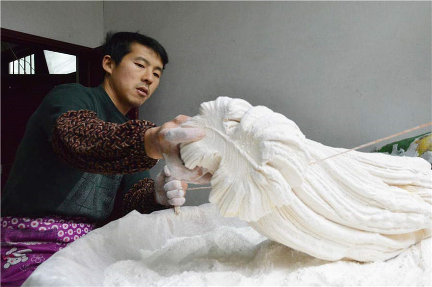 Guizhou: Bauer kreiiert spezielle Sü?igkeiten fürs chinesische Neujahr