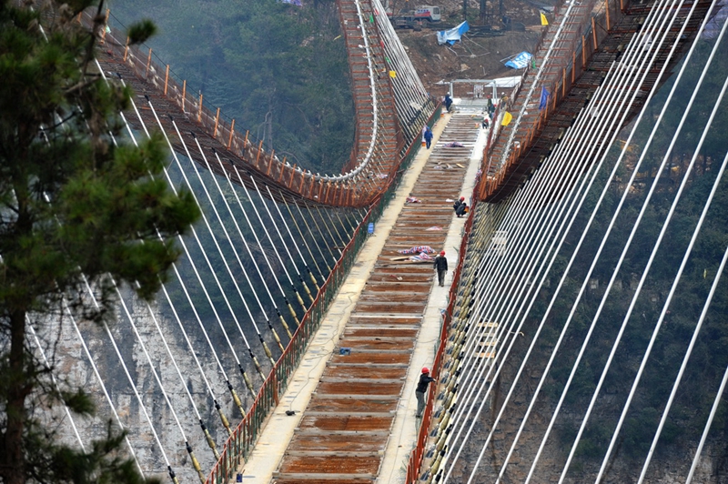 430 Meter lange Brücke in Zhangjiajie bekommt Glasboden