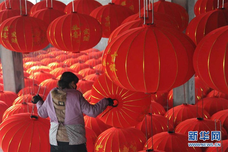 Laternenherstellung vor dem Frühlingsfest
