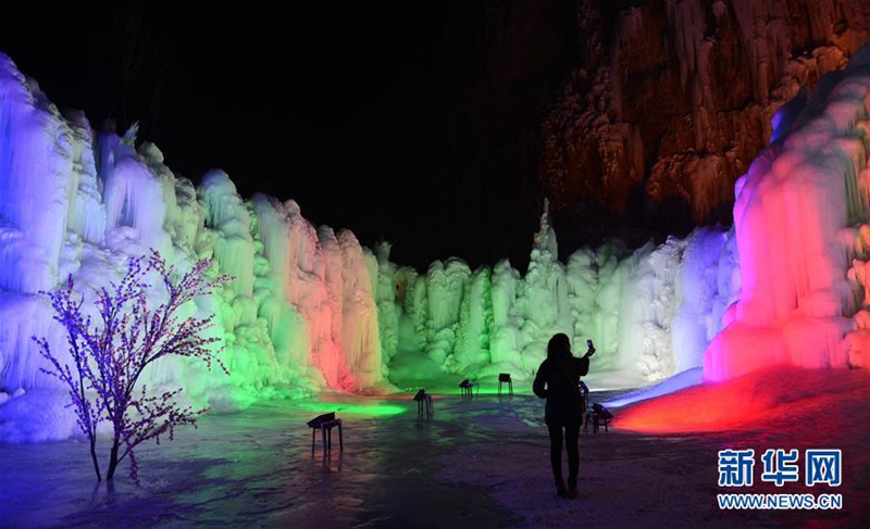 Spektakul?re Eiswasserf?lle in Hebei