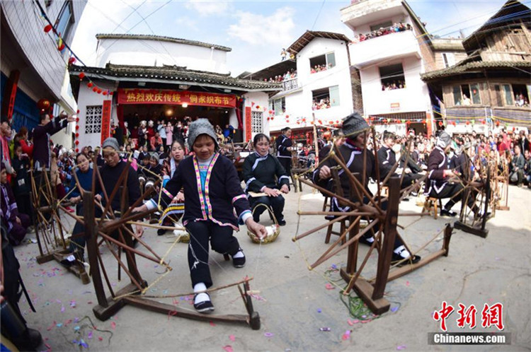 Traditionelles Webfest des Dong-Volks in Guangxi