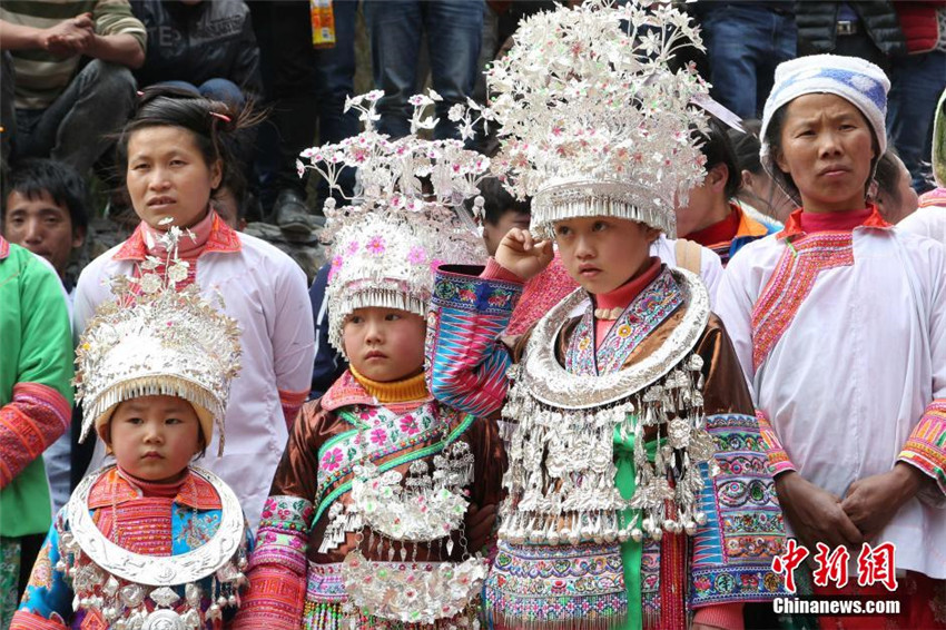 Miao-Volk feiert Frühlingsfest mit ?Lusheng-Tanz“