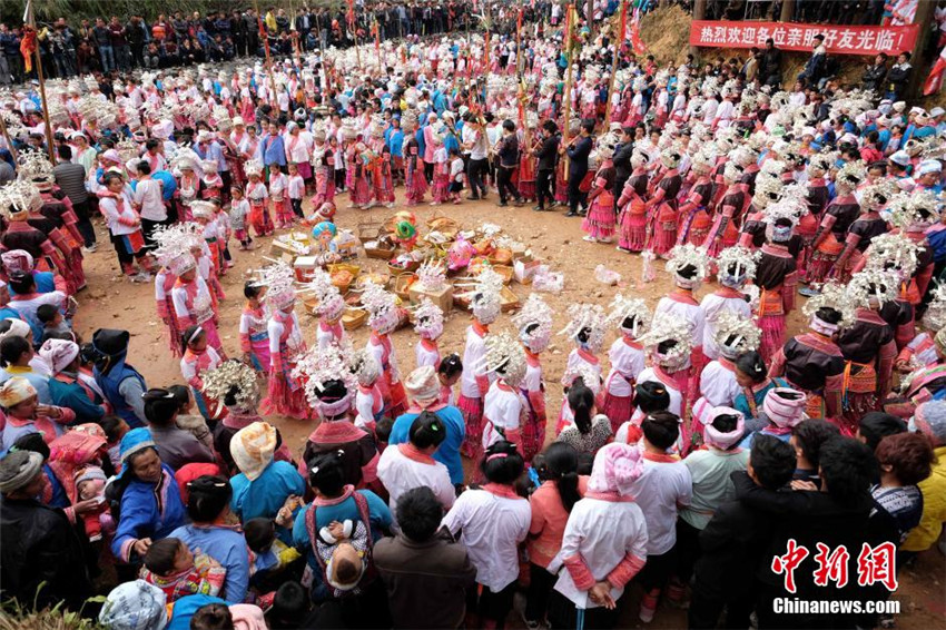 Miao-Volk feiert Frühlingsfest mit ?Lusheng-Tanz“
