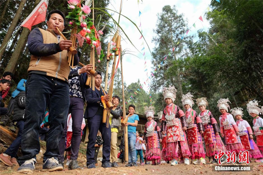 Miao-Volk feiert Frühlingsfest mit ?Lusheng-Tanz“