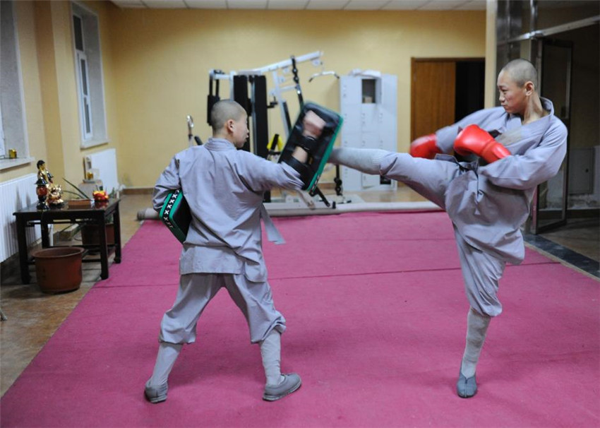 Zwei junge M?nche der 00er-Generation