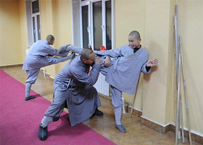 Zwei junge M?nche der 00er-Generation