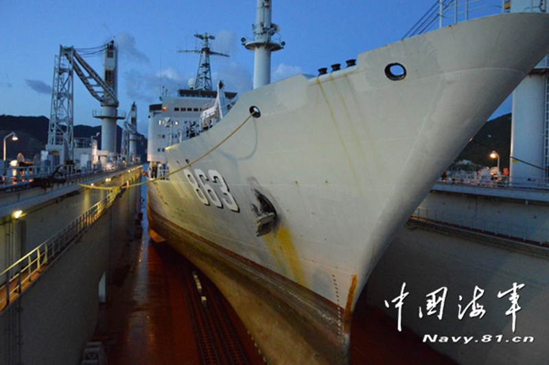 Jungfernfahrt des ersten chinesischen selbstfahrenden Schwimmdocks