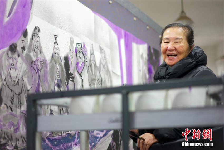 77-j?hrige Frau zeichnet Chinas Geschichte