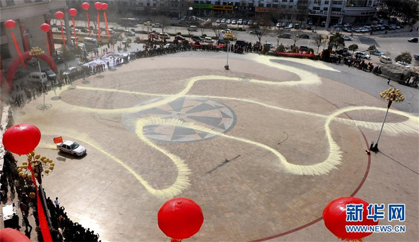 ?Der Drache hebt den Kopf“ und China feiert