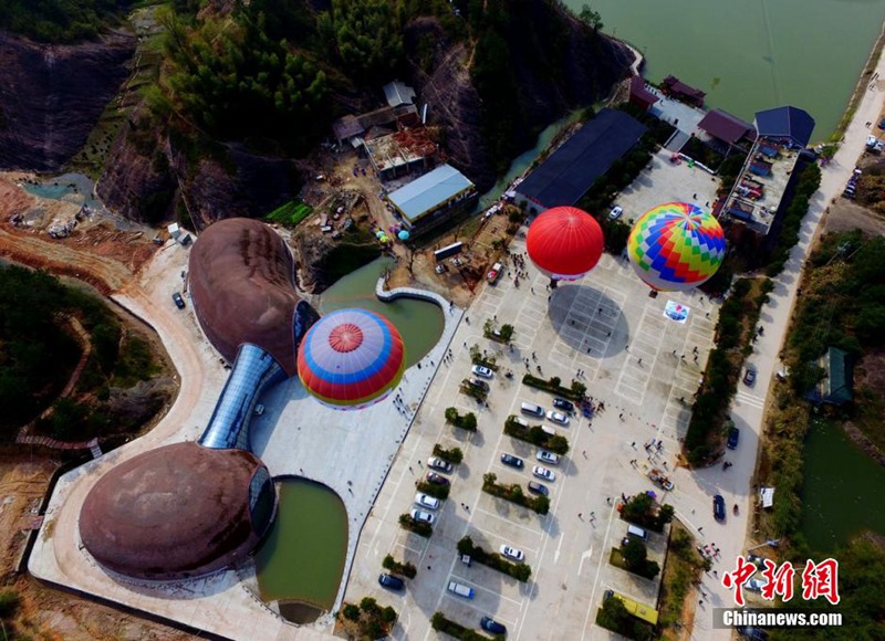Ballonfahrt für einfache Arbeiter über ?roten Wolken“ in Hunan