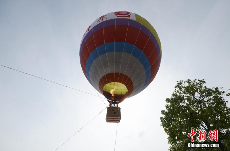 Ballonfahrt für einfache Arbeiter über ?roten Wolken“ in Hunan