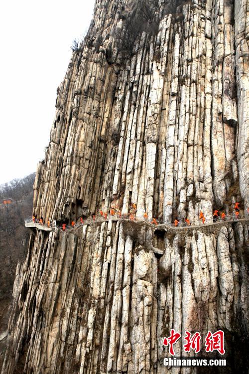 Shaolin-M?nche zeigen ihr K?nnen in luftiger H?he