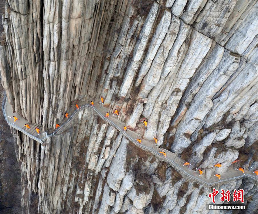 Shaolin-M?nche zeigen ihr K?nnen in luftiger H?he