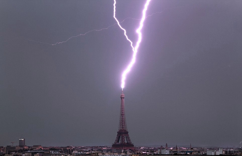 Blitze ?attackieren“ die Welt