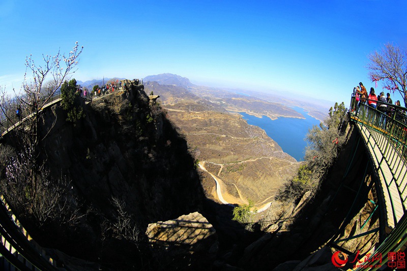 Frühlings-Pfirsichblüten im Jingzixian-Gebirge