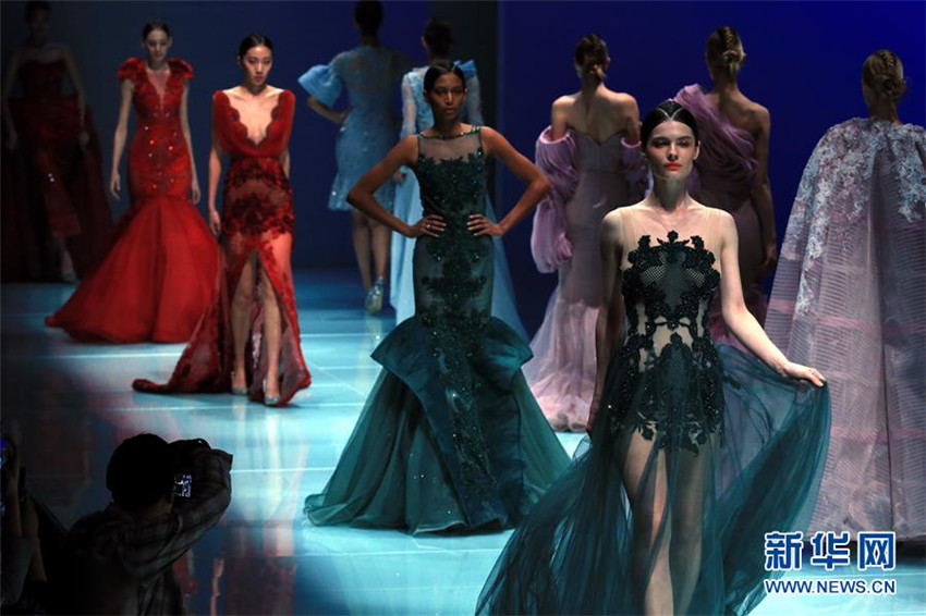 Chinesische Designerin pr?sentiert traumhafte Brautkleider