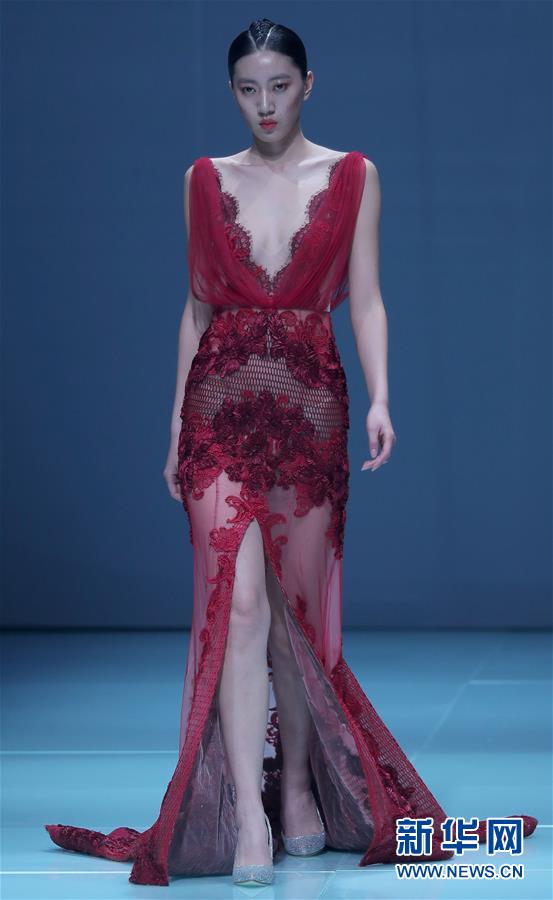 Chinesische Designerin pr?sentiert traumhafte Brautkleider