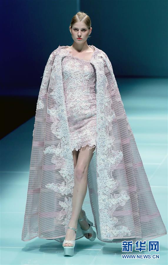 Chinesische Designerin pr?sentiert traumhafte Brautkleider