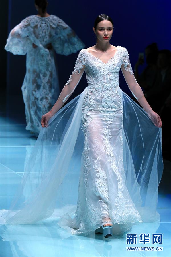 Chinesische Designerin pr?sentiert traumhafte Brautkleider