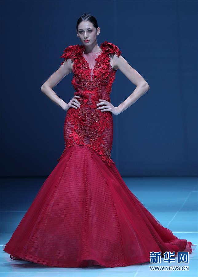 Chinesische Designerin pr?sentiert traumhafte Brautkleider