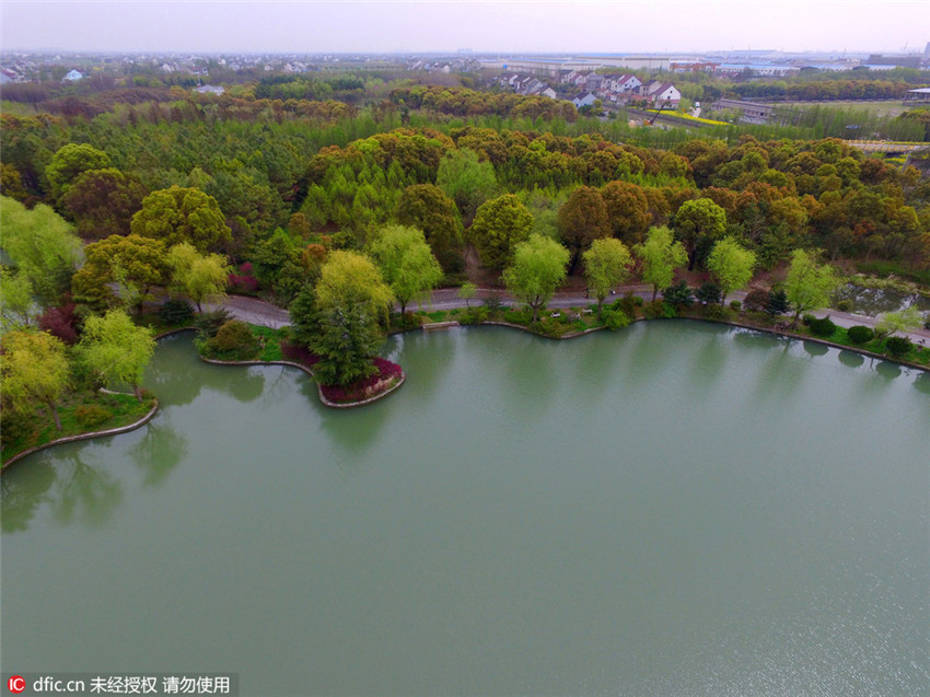 Luftbilder: Künstlicher See in Form Chinas