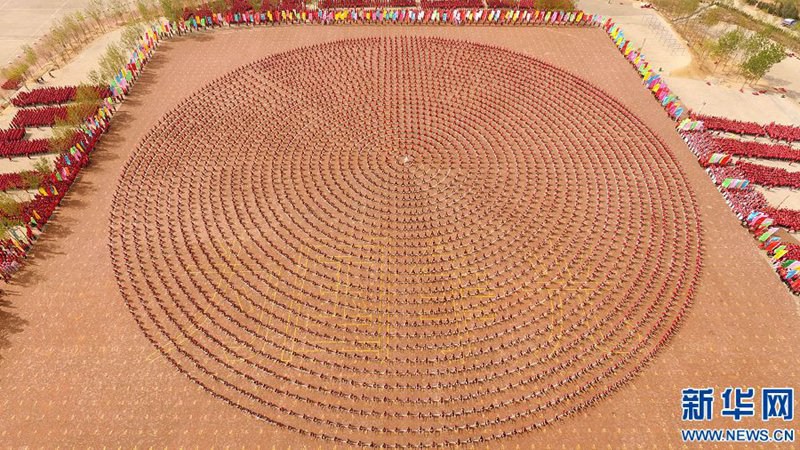 26.000 Kung-Fu-Schüler bilden riesige Muster