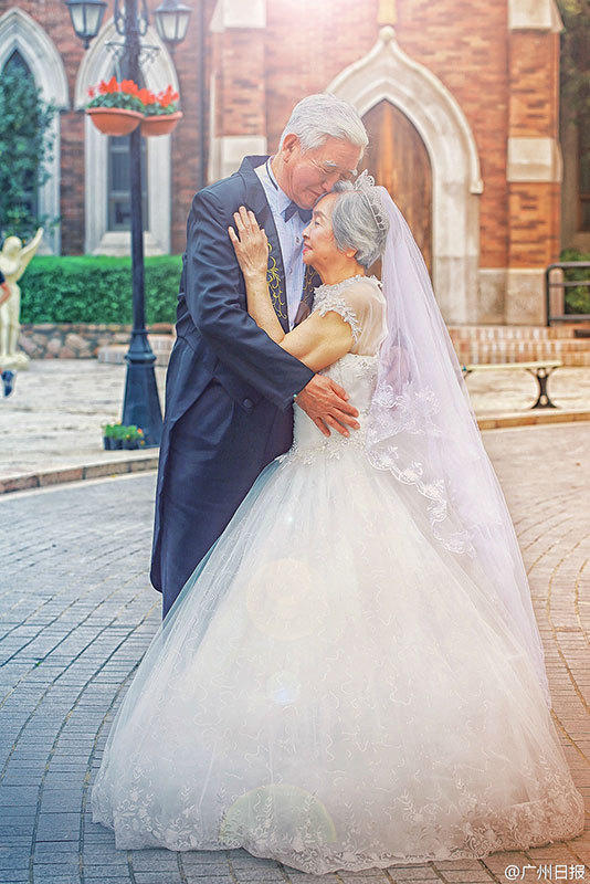 Alles für die Liebe: 80-j?hriges Ehepaar l?sst sich in Hochzeitsgarderobe fotografieren